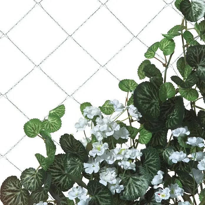 Windhager Rankhilfe - 10 x 2 m, Kunststoff - Nahaufnahme von künstlichen weißen Blüten und grünen Blättern vor einem weißen Hintergrund. Künstliche Pflanzen mit Detailgenauigkeit und Natürlichkeit.