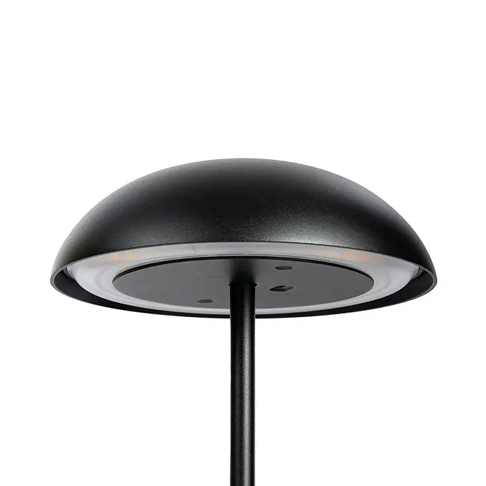 Arcchio Tischleuchte Thenra - schwarz, schwarz - Nahaufnahme einer schwarzen, pilzförmigen Außenlampe mit einem LED-Lichtring unter ihrer Kuppel.