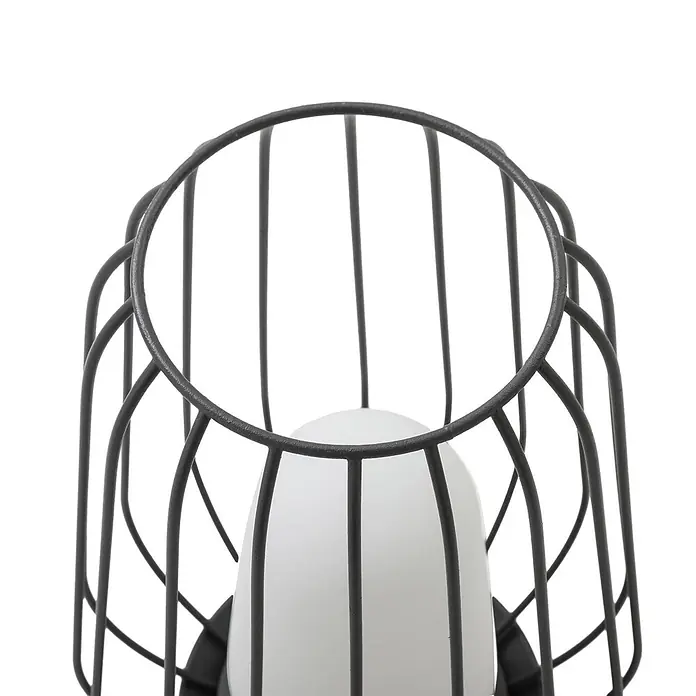 Lucande Tischleuchte Chandan - L x B x H: 20,1 x 20,1 x 32,1 cm, schwarz, schwarz, E27 - Nahaufnahme einer Leuchte mit einem dunkelgrauen Metallkäfig, der eine weiße, mattierte Glühbirne umschließt.