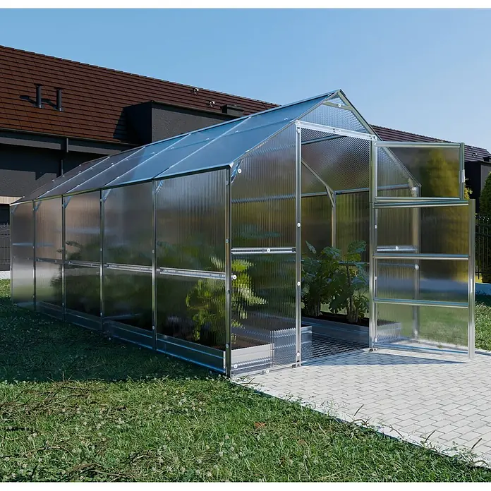 Klasika Greenhouses Gewächshaus Bernard Klasika - Außenmaß inkl. Dachüberstand (B x T): 235 x 500 cm, Material Seitenwand: Kunststoff, 6 mm, Silbergrau - Großzügiges Gewächshaus mit transparenten Polycarbonatplatten und silbernem Rahmen, offene Tür zeigt Pflanzen, auf gepflastertem Weg im Garten.