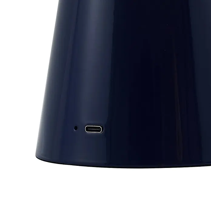Lindby Tischleuchte Nevijo - L x B x H: 20 x 20 x 30 cm, blau, blau - Nahaufnahme eines glänzenden, dunkelblauen konischen Geräts mit USB-C-Anschluss und kleiner Anzeigeleuchte.