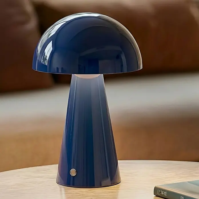 Lindby Tischleuchte Nevijo - L x B x H: 20 x 20 x 30 cm, blau, blau - Dunkelblaue, glänzende Pilz-Tischlampe auf heller Oberfläche, sanft von innen beleuchtet.