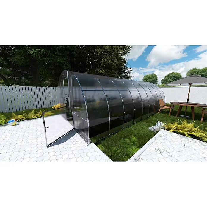 Klasika Greenhouses Gewächshaus Easy Klasika - Außenmaß inkl. Dachüberstand (B x T): 300 x 600 cm, Material Seitenwand: Kunststoff, 4 mm, Silbergrau - Tunnelgewächshaus aus transluzenten Polycarbonatplatten mit Metallrahmen, eine Tür offen, in einem Garten.