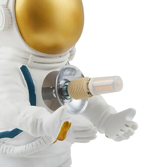 Lindby Tischleuchte Kosmo - L x B x H: 22,5 x 14 x 31 cm, weiß / opal, weiß / opal, G9 - Weiße Astronautenfigur mit Goldvisier und blauen Akzenten, die eine LED-Glühbirne hält.