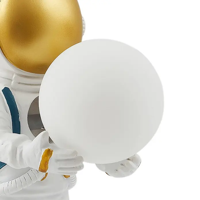 Lindby Tischleuchte Kosmo - L x B x H: 22,5 x 14 x 31 cm, weiß / opal, weiß / opal, G9 - Weiß-goldene Astronautenfigur mit leuchtender weißer Kugellampe.