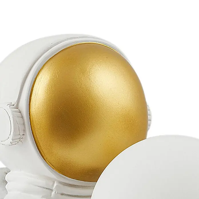 Lindby Tischleuchte Kosmo - L x B x H: 22,5 x 14 x 31 cm, weiß / opal, weiß / opal, G9 - Nahaufnahme des Helms einer Astronautenfigur mit weißem Anzugdetail und reflektierendem goldenem Visier.