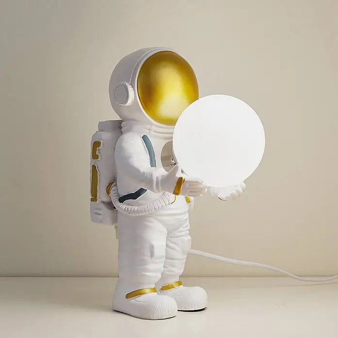 Lindby Tischleuchte Kosmo - L x B x H: 22,5 x 14 x 31 cm, weiß / opal, weiß / opal, G9 - Weiße Astronautenlampe mit goldenem Visier und Akzenten, hält eine leuchtende weiße Kugellampe. Mit weißem Stromkabel.