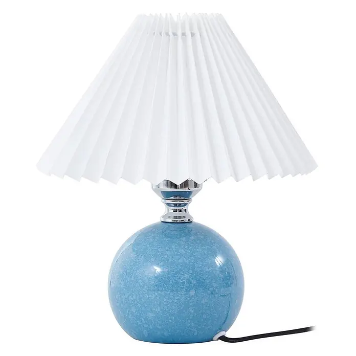 Lindby Tischleuchte Kerimi - L x B x H: 24 x 24 x 29 cm, blau, blau, E27 - Tischlampe mit weißem Plisseeschirm und kugelförmigem, gesprenkeltem blauem Keramikfuß.
