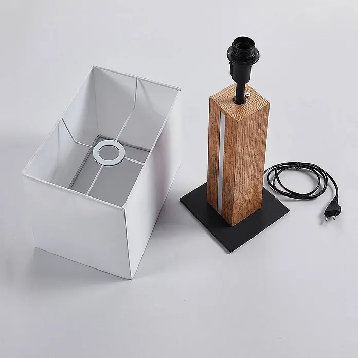 Lindby Tischleuchte Garry - L x B x H: 32 x 20 x 52,5 cm, Holz hell, weiß / opal, E27 - Eine zerlegte Tischlampe mit rechteckigem Holzsockel, schwarzem Metallfuß, schwarzer Lampenfassung und rechteckigem weißen Stofflampenschirm.