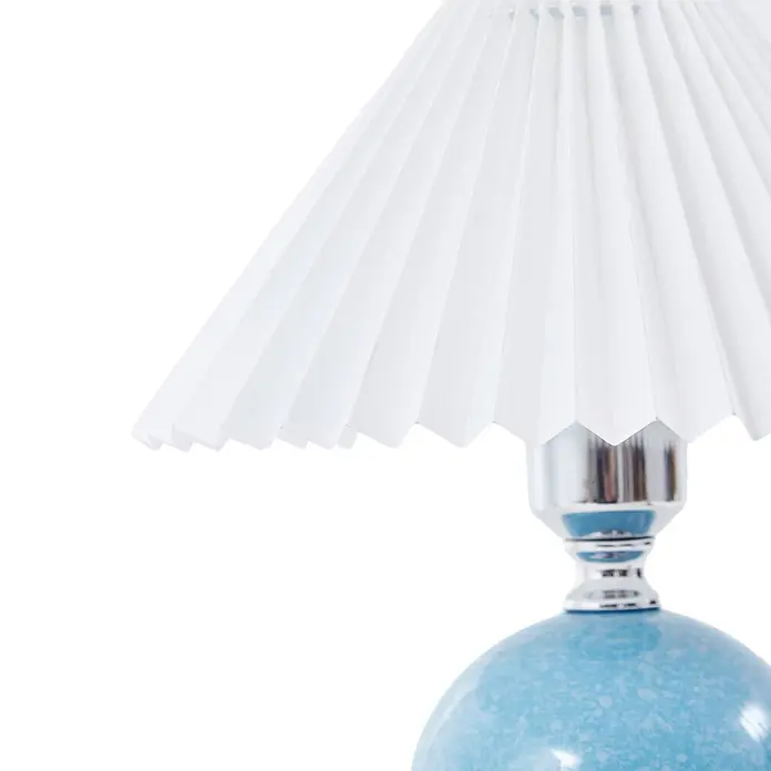Lindby Tischleuchte Kerimi - L x B x H: 24 x 24 x 29 cm, blau, blau, E27 - Tischlampe mit weißem Plisseeschirm, Chrom-Details und hellblau gesprenkeltem Keramikfuß.