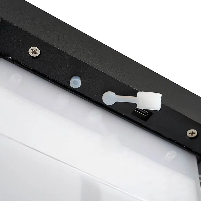 Lucande Tischleuchte Tilena - L x B x H: 18,5 x 18,5 x 32 cm, schwarz - Schwarzes Gerät mit weißer USB-C-Anschlussabdeckung, einem kleineren weißen Stopfen und sichtbarem USB-C-Port.