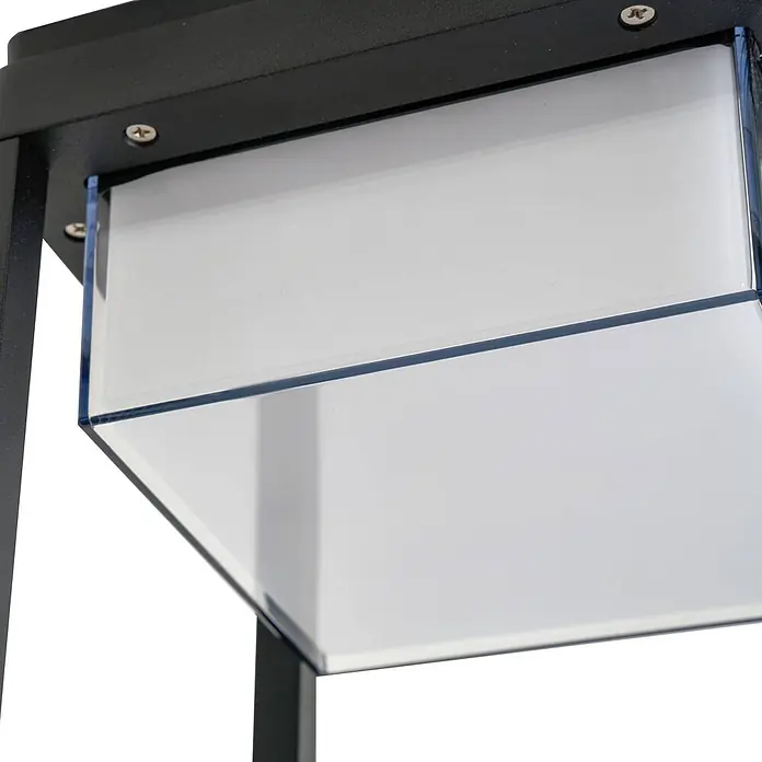 Lucande Tischleuchte Tilena - L x B x H: 18,5 x 18,5 x 32 cm, schwarz - Detail eines schwarzen Metallrahmens mit klaren rechteckigen Paneelen, mit Schrauben befestigt.