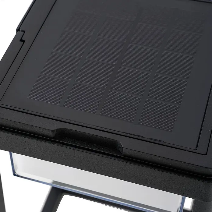 Lucande Tischleuchte Tilena - L x B x H: 18,5 x 18,5 x 32 cm, schwarz - Schwarzes Solarpanel mit sichtbaren Gitterzellen, integriert in ein texturiertes schwarzes Leuchtengehäuse.