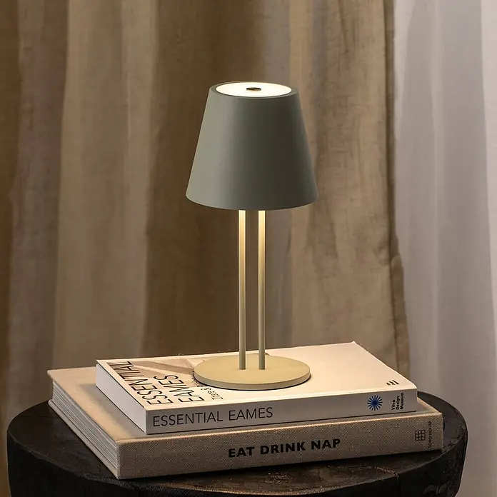 Lindby Tischleuchte Janea - L x B x H: 11,4 x 11,4 x 25 cm, grün, grün - Salbeigrüne Tischlampe mit kegelförmigem Schirm und zwei schlanken Stielen, die ein warmes Licht auf Bücher wirft.