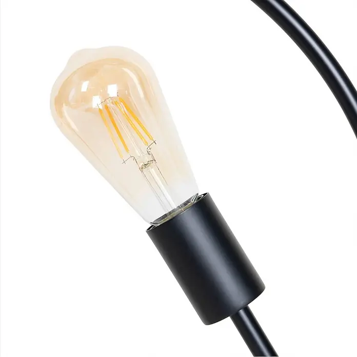Lucande Tischleuchte Linnard - L x B x H: 45 x 45 x 50 cm, schwarz, E27 - Eine bernsteinfarbene Edison-LED-Filamentlampe in einem schwarzen zylindrischen Lampenfassung, Teil einer schwarzen gebogenen Lampe.