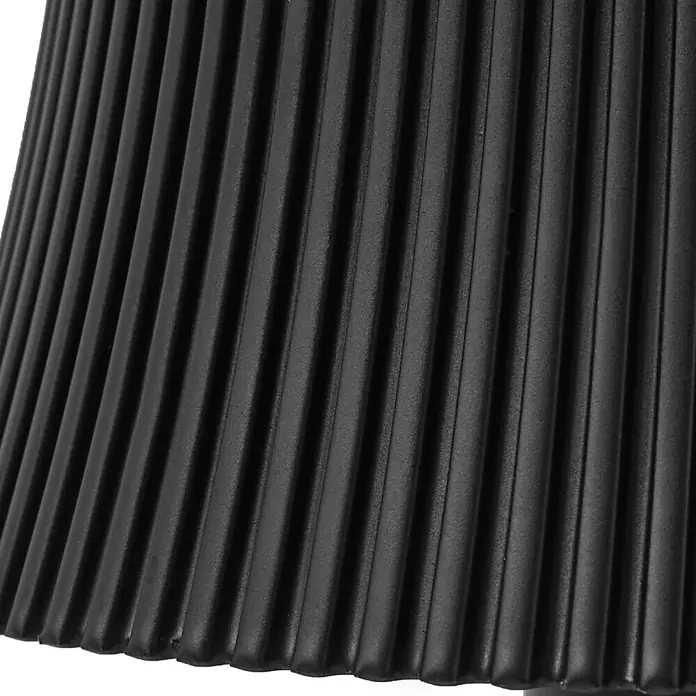 Lindby Tischleuchte Linor - schwarz - Schwarzes, plissiertes, konisches Objekt mit strukturierter Oberfläche.