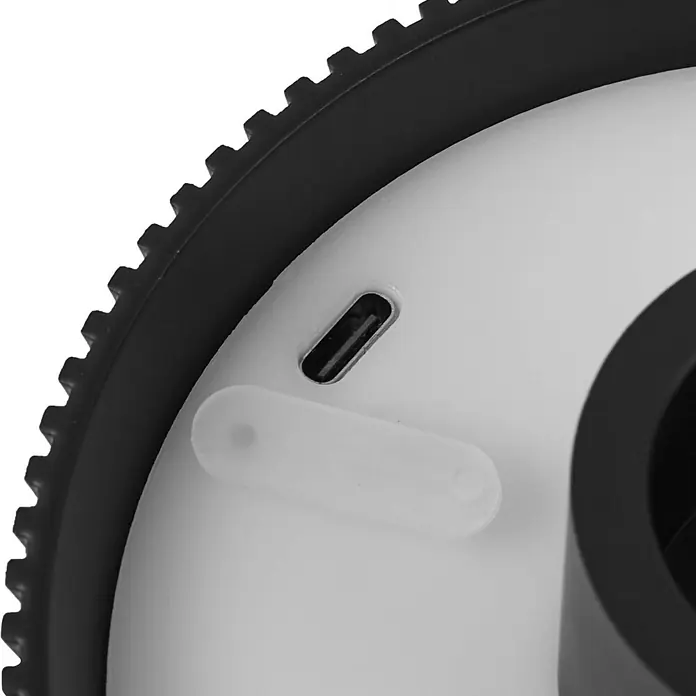 Lindby Tischleuchte Linor - schwarz - Nahaufnahme eines weißen Geräts mit schwarzem Zahnrand, USB-C-Ladeanschluss und einer durchsichtigen Schutzabdeckung.