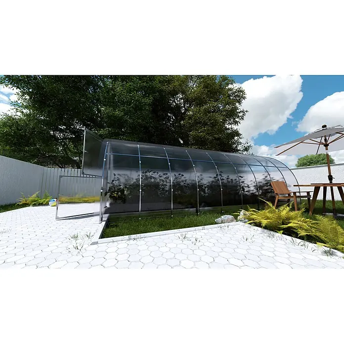 Klasika Greenhouses Gewächshaus Easy Klasika - Außenmaß inkl. Dachüberstand (B x T): 300 x 600 cm, Material Seitenwand: Kunststoff, 4 mm, Silbergrau - Großes Bogen-Gewächshaus mit lichtdurchlässigen Platten, sichtbaren Pflanzen darin, im Garten neben einer Terrasse.