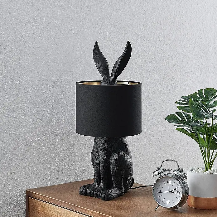 Lindby Tischleuchte Lorentina - L x B x H: 24 x 24 x 56 cm, schwarz, E27 - Schwarze Hasen-Tischleuchte mit schwarzem Schirm auf einem Holztisch.