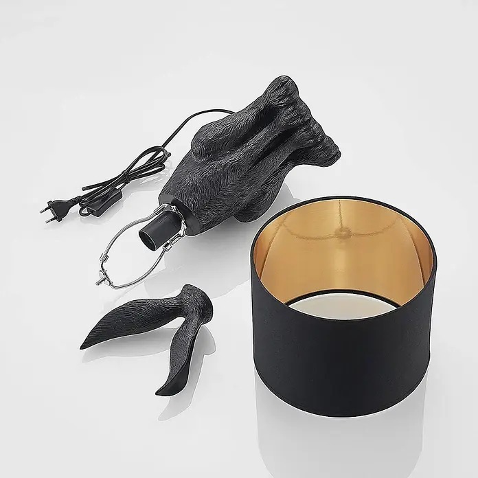 Lindby Tischleuchte Lorentina - L x B x H: 24 x 24 x 56 cm, schwarz, E27 - Zerlegte schwarze Gorilla-Arm-Lampenbasis, Hasenohren und schwarzer Lampenschirm mit goldener Innenseite.
