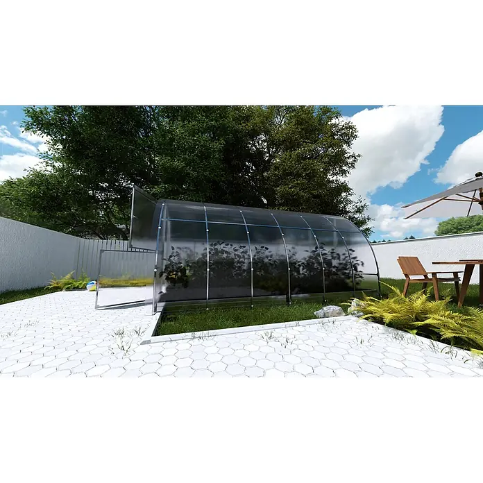 Klasika Greenhouses Gewächshaus Easy Klasika - Außenmaß inkl. Dachüberstand (B x T): 300 x 400 cm, Material Seitenwand: Kunststoff, 4 mm, Silbergrau - Gewölbtes Gewächshaus mit transparenten Platten und Metallrahmen, im Garten mit Pflanzen im Inneren.