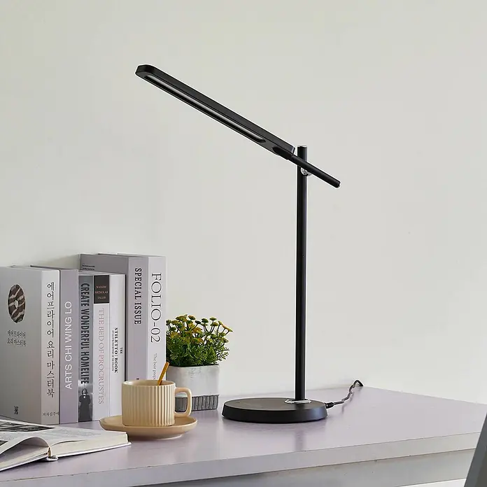 Lindby Tischleuchte Valtorin - L x B x H: 41,8 x 17,8 x 45,7 cm, schwarz, schwarz - Elegante schwarze Schreibtischlampe auf einem Tisch, ideal zum Lesen oder Arbeiten.
