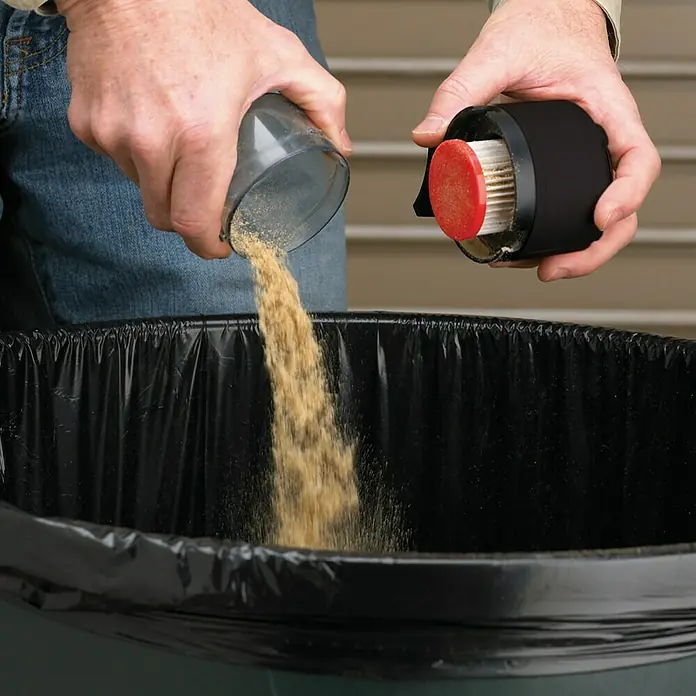 Black+Decker Lijadora de banda estrecha eléctrica KA900E - 350 W - El contenedor de la aspiradora se vacía en un bote de basura para desechar la suciedad y mantener la aspiradora limpia.