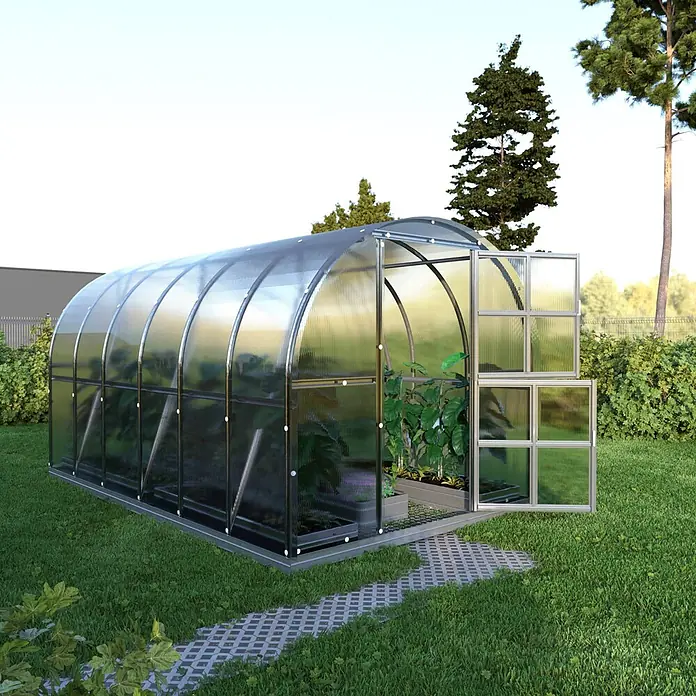 Klasika Greenhouses Gewächshaus Arch Klasika - Außenmaß inkl. Dachüberstand (B x T): 300 x 400 cm, Material Seitenwand: Kunststoff, 4 mm, Silbergrau - Gewölbtes, transparentes Gewächshaus mit Metallrahmen und Pflanzen, in einem Garten mit offener Tür.