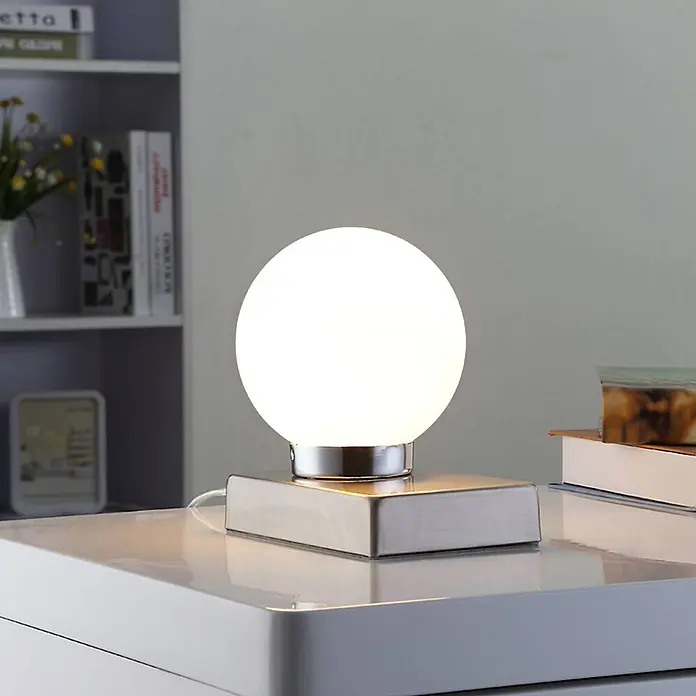 Lindby Tischleuchte Naomi - alu / grau / zink, weiß / opal, E14 - Beleuchtete kugelförmige Tischleuchte mit weißem Glasschirm, poliertem Metallsockel und weißem Kabel.