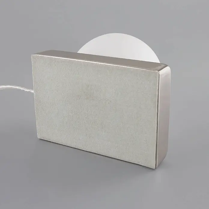 Lindby Tischleuchte Naomi - alu / grau / zink, weiß / opal, E14 - Rechteckige Lampe mit grauer Filzfront, Metallkanten und weißem halbkreisförmigem Lichtdiffusor.
