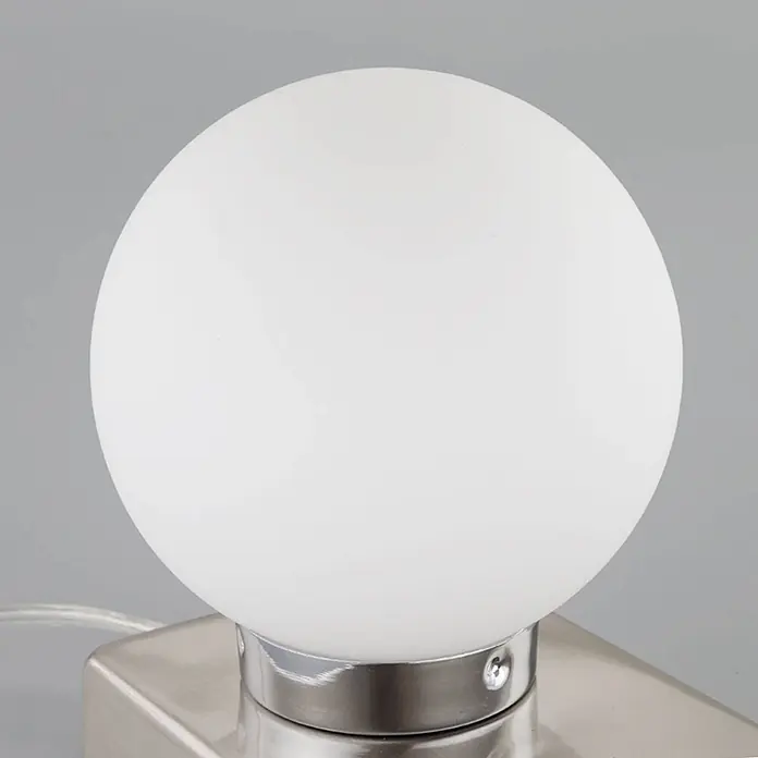 Lindby Tischleuchte Naomi - alu / grau / zink, weiß / opal, E14 - Weiße kugelförmige Tischlampe mit gebürstetem Metallsockel.