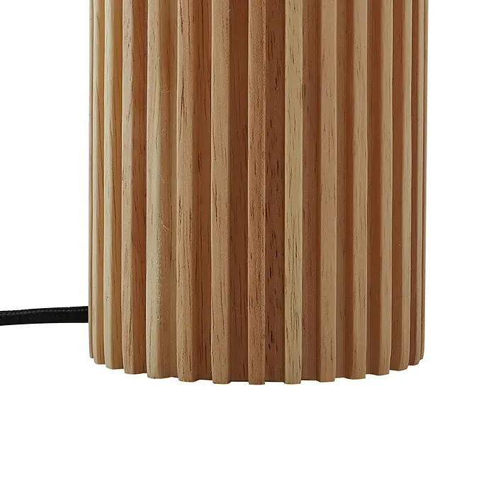 Lindby Tischleuchte Kimiko - L x B x H: 25 x 25 x 38 cm, Holz hell, E27 - Hellbrauner geriffelter Lampensockel aus Holz mit schwarzem Kabel.