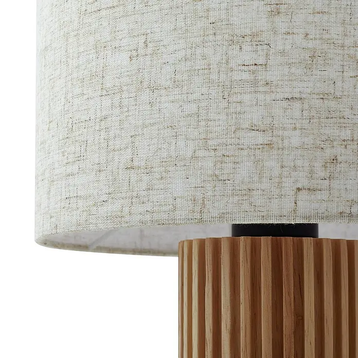 Lindby Tischleuchte Kimiko - L x B x H: 25 x 25 x 38 cm, Holz hell, E27 - Nahaufnahme einer Lampe mit hellem Leinenschirm und geriffelter Holzbasis.