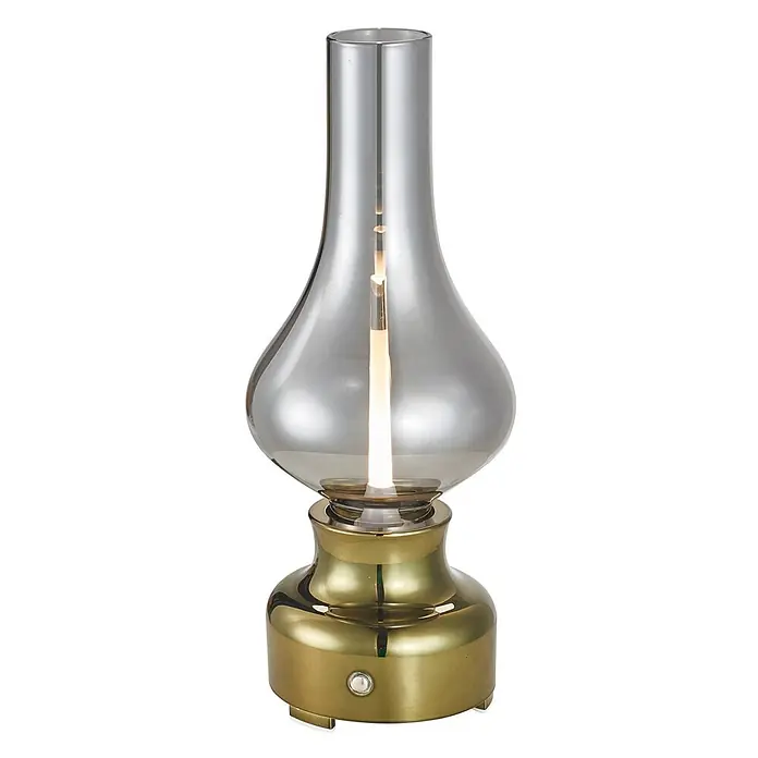 Lindby Tischleuchte Maxentius - L x B x H: 12 x 12 x 30 cm, grün, alu / grau / zink - Eine Tischleuchte mit glänzendem goldenem Sockel und rauchgrauem Glasschirm. Eine beleuchtete Lichtleiste ist im Inneren sichtbar.