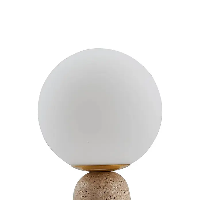 Lindby Tischleuchte Kirstan - creme / amber, weiß / opal, E27 - Tischleuchte mit kugelförmigem, weißem Milchglasschirm und strukturiertem beigem Steinfuß, akzentuiert mit einem Goldring.