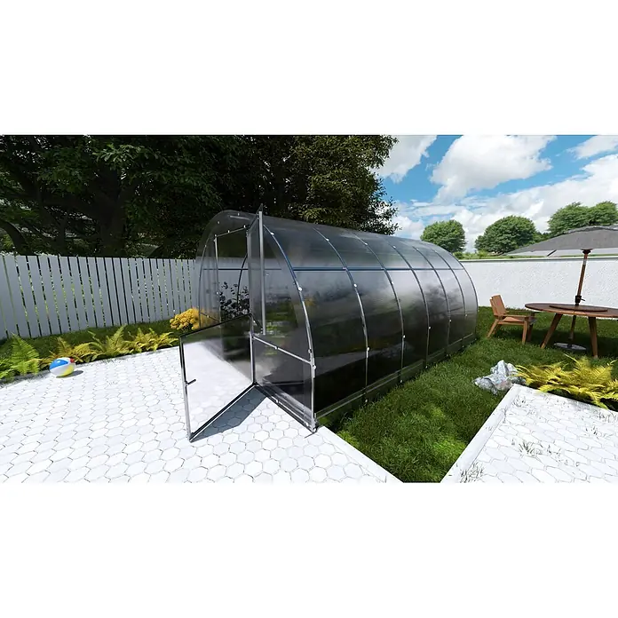 Klasika Greenhouses Gewächshaus Easy Klasika - Außenmaß inkl. Dachüberstand (B x T): 300 x 400 cm, Material Seitenwand: Kunststoff, 4 mm, Silbergrau - Großes gewölbtes Gewächshaus mit transparenten Paneelen und offener Tür im Garten.