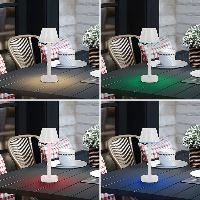Lindby Tischleuchte Gaja - L x B x H: 9,5 x 9,5 x 24 cm, weiß / opal, weiß / opal - Eine weiße Tischlampe mit Lampenschirm beleuchtet einen dunklen Tisch mit warmweißem, grünem, rotem und blauem Licht.