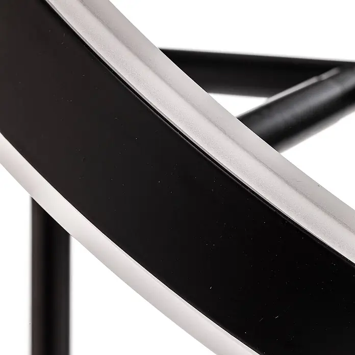Lucande Tischleuchte Yekta - L x B x H: 30 x 30 x 58,5 cm, schwarz, schwarz - Nahaufnahme eines eleganten, gekrümmten schwarzen Objekts mit einer markanten silbernen Metallkante.