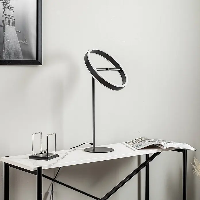 Lucande Tischleuchte Yekta - L x B x H: 30 x 30 x 58,5 cm, schwarz, schwarz - Moderne schwarze runde LED-Schreibtischlampe mit weißem Lichtring auf einem Marmorschreibtisch.