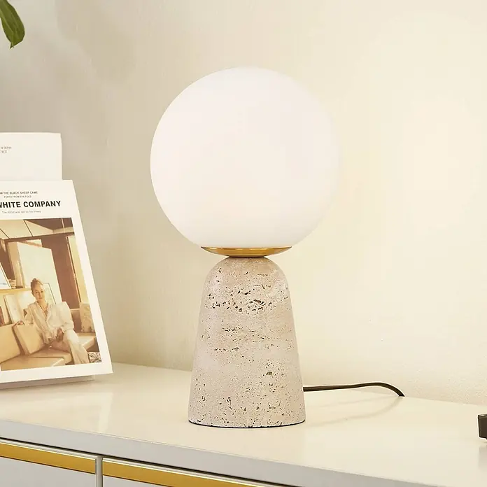 Lindby Tischleuchte Kirstan - creme / amber, weiß / opal, E27 - Moderne Tischleuchte mit weißem Kugeldiffusor, hellem strukturiertem Kegelfuß und goldener Akzent.