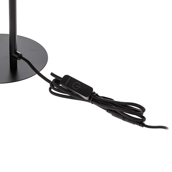 Lucande Tischleuchte Yekta - L x B x H: 30 x 30 x 58,5 cm, schwarz, schwarz - Schwarzes geflochtenes Kabel mit integriertem Ein-/Ausschalter, verbunden mit dem runden Sockel einer schwarzen Lampe.