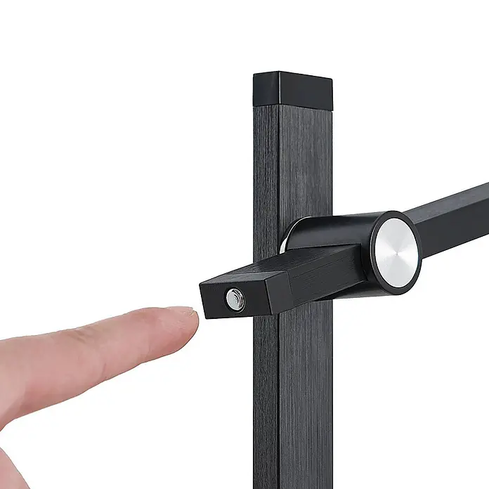 Lucande Tischleuchte Wasko - L x B x H: 45,5 x 12 x 47 cm, schwarz, schwarz - Finger berührt silbernen Knopf an schwarzem, gebürstetem Lampenarm.