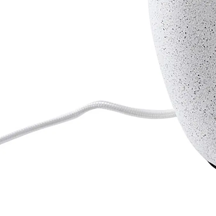 Lindby Tischleuchte Thalassia - weiß / opal, weiß / opal, E27 - Weißes geflochtenes Stromkabel verbunden mit einer gekrümmten, gesprenkelten weißen Lampe.