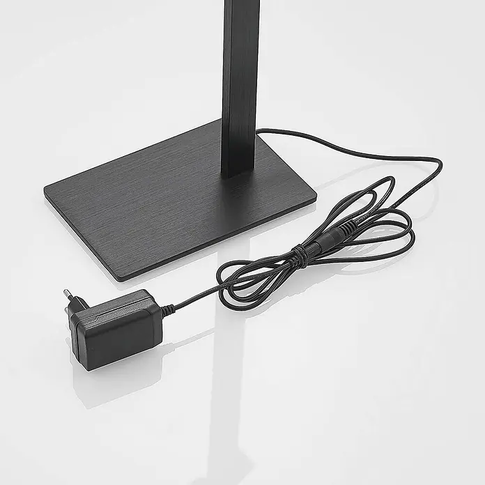 Lucande Tischleuchte Wasko - L x B x H: 45,5 x 12 x 47 cm, schwarz, schwarz - Schwarzer Metallsockel mit Netzteil und gewickeltem schwarzem Kabel.