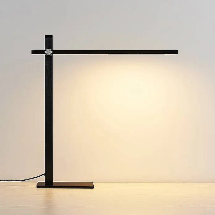 Lucande Tischleuchte Wasko - L x B x H: 45,5 x 12 x 47 cm, schwarz, schwarz - Moderne schwarze LED-Schreibtischlampe mit horizontalem Lichtbalken und silbernem Detail, die warmes Licht wirft.