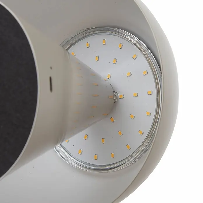 Lindby Tischleuchte Nevijo - alu / grau / zink, alu / grau / zink - Nahaufnahme einer LED-Maisbirne mit mehreren warmweißen LEDs auf einem runden und konischen hellgrauen Gehäuse.