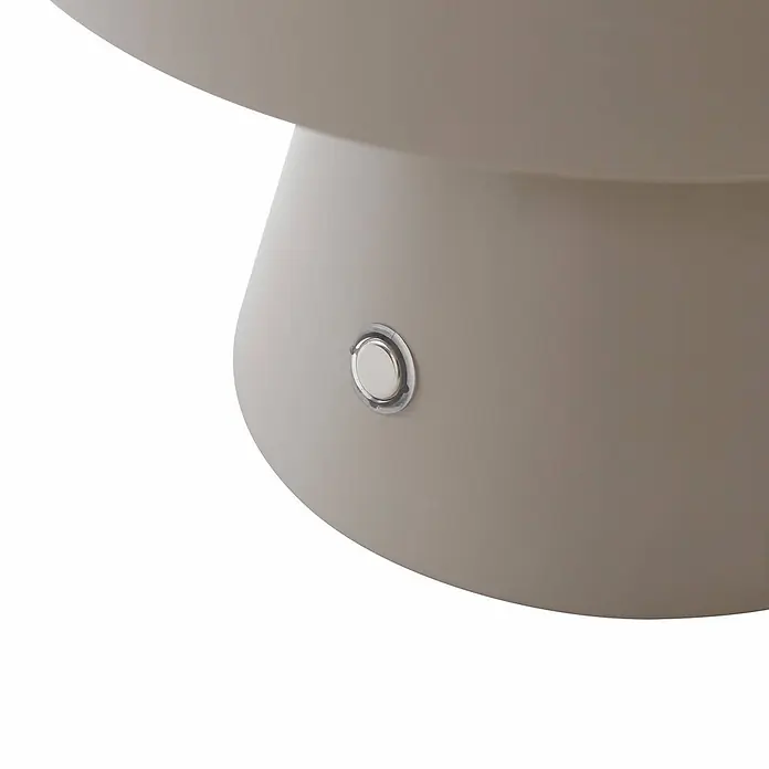Lindby Tischleuchte Nevijo - alu / grau / zink, alu / grau / zink - Nahaufnahme eines hellbeigen, gekrümmten Produktteils mit silbernem Druckknopfschalter, umgeben von einem transparenten Ring.