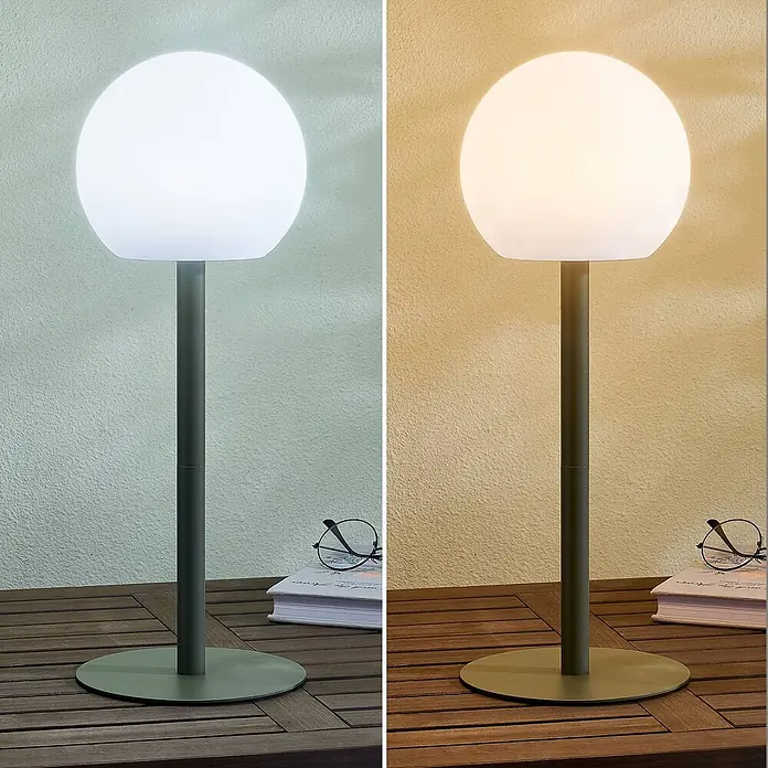 Lindby Tischleuchte Eleia - L x B x H: 16,5 x 16,5 x 44 cm, grün, weiß / opal - Mattgrüne Tischleuchte mit sphärischem weißem Diffusor, zeigt kühle und warme Lichteinstellungen auf einem Holztisch.