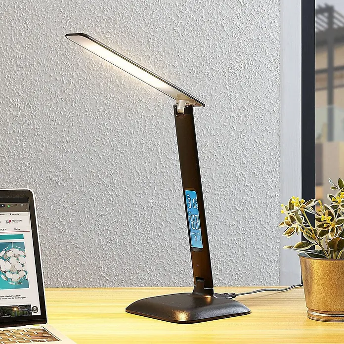Lindby Tischleuchte Ludmilla - L x B x H: 26 x 15 x 34 cm, schwarz, schwarz - Elegante, dunkle LED-Schreibtischlampe mit Digitalanzeige auf einem Holzschreibtisch.