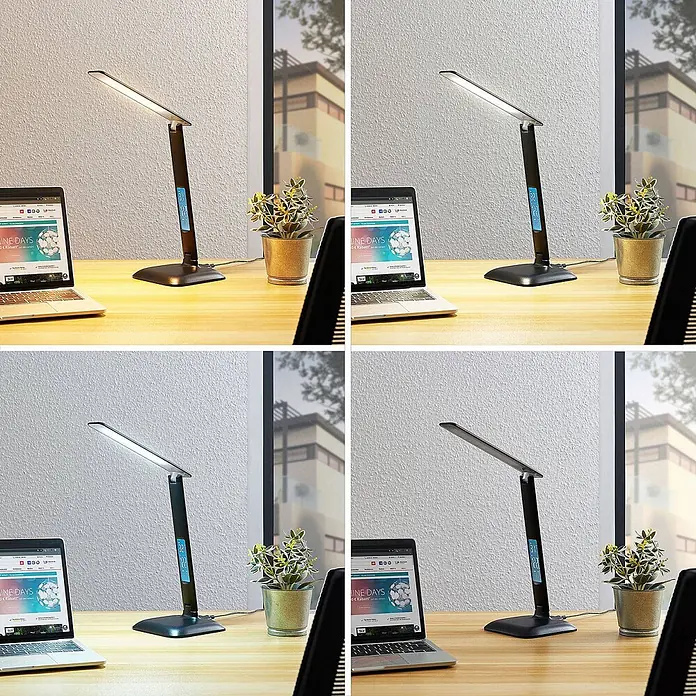 Lindby Tischleuchte Ludmilla - L x B x H: 26 x 15 x 34 cm, schwarz, schwarz - Verstellbare schwarze LED-Schreibtischlampe mit Digitalanzeige, auf einem Holztisch mit Laptop.